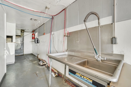 Commercial Property For Sale In Elk City, Oklahoma - image 9