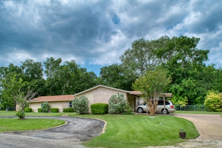 203 Mesa Dr, Gatesville, TX – Upgraded Gem! - image 3