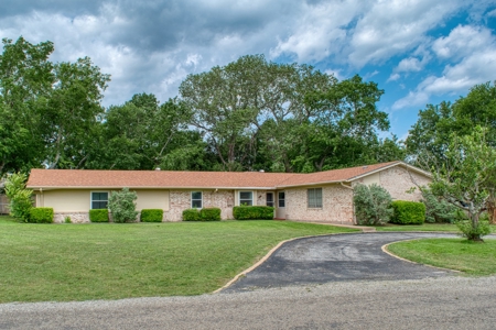 203 Mesa Dr, Gatesville, TX – Upgraded Gem! - image 2