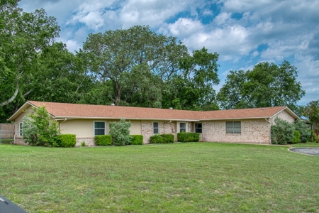 203 Mesa Dr, Gatesville, TX – Upgraded Gem! - image 1