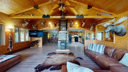 Contemporary Home on 10.5 acres with Pond - image 18