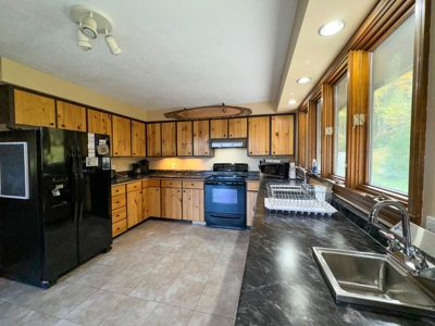 Contemporary Home on 10.5 acres with Pond - image 15