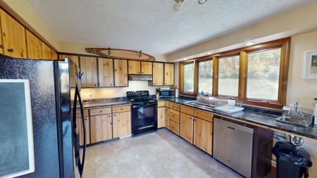 Contemporary Home on 10.5 acres with Pond - image 16
