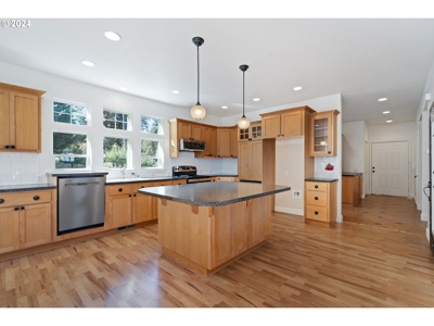 Beautiful Craftsman-Style Home in Yacolt WA - image 20