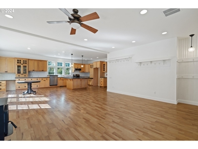 Beautiful Craftsman-Style Home in Yacolt WA - image 19
