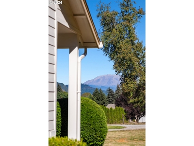 Beautiful Craftsman-Style Home in Yacolt WA - image 6