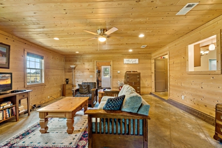 Country Living in Northeast Texas on 5 Acres - image 8