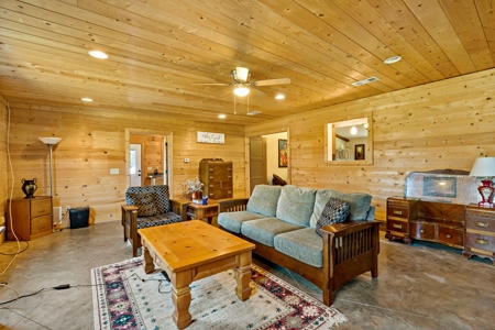 Country Living in Northeast Texas on 5 Acres - image 9