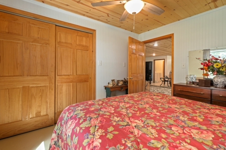 Hunting and Fishing Lakeside Retreat!!! - image 24