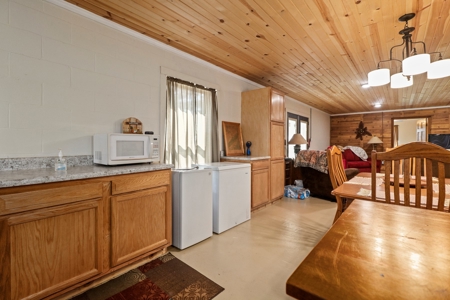 Hunting and Fishing Lakeside Retreat!!! - image 12