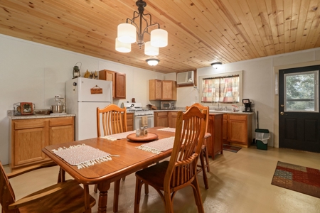 Hunting and Fishing Lakeside Retreat!!! - image 25