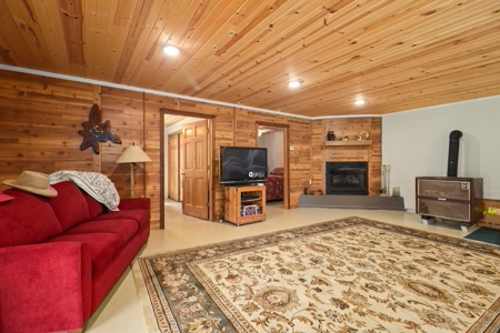 Hunting and Fishing Lakeside Retreat!!! - image 7