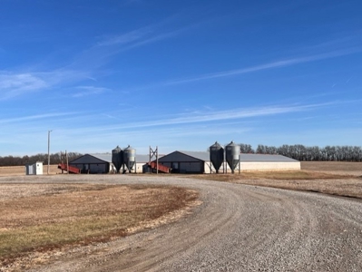 18 Acres & Hog Confinement Operation - image 1