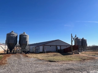 18 Acres & Hog Confinement Operation - image 2