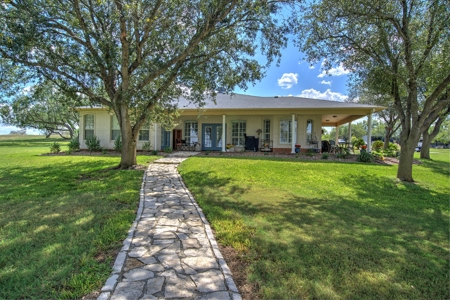 Lake Corpus Christi Waterfront Home on 35 Acres - image 4