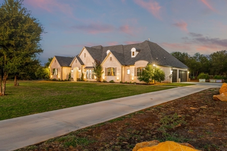 Luxury Home with Acreage for Sale in Bridgeport, Texas - image 17