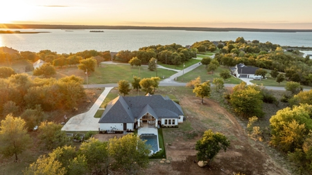 Luxury Home with Acreage for Sale in Bridgeport, Texas - image 4