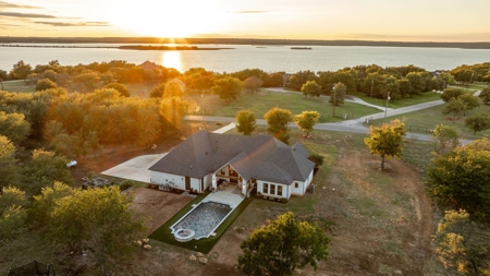 Luxury Home with Acreage for Sale in Bridgeport, Texas - image 8