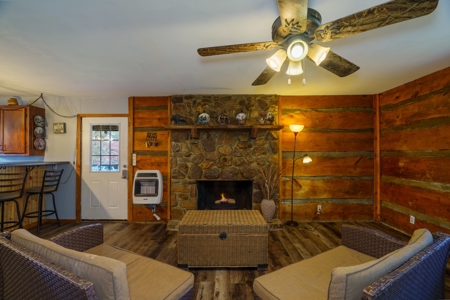 Home with Acreage for Sale in Licking, MO - image 2