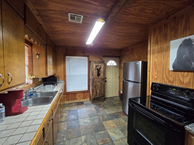 Kerr Lake Country Home & Shop - 5 Acres - image 17