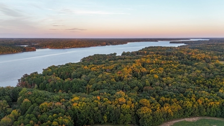 Lakefront Living Awaits: 3.5 Acres on Buggs Island Lake, VA - image 4