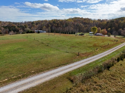Newer Build in Edmonton, Kentucky - image 8