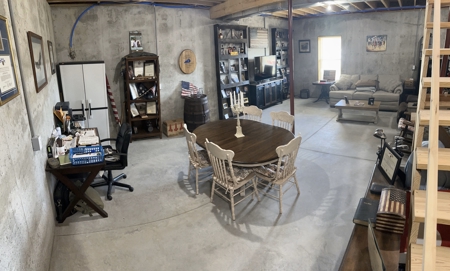 Newer Build in Edmonton, Kentucky - image 25