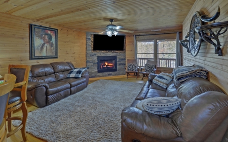 Log Cabin near Helen and Lake Burton in Blue Ridge Foothills - image 32