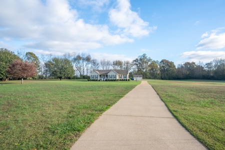 Country Home For Sale In Tennessee, Handicapped-Accessible - image 1