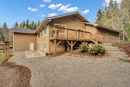 Peaceful Naselle Valley Home with Modern Updates - image 4
