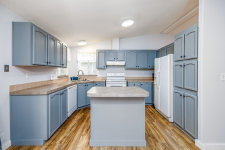 Low Maintenance Manufactured Home in beautiful Park in Colo. - image 10