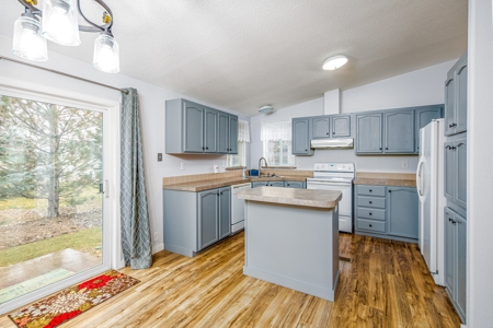Low Maintenance Manufactured Home in beautiful Park in Colo. - image 9