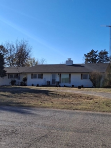 Country living close to town. - image 1