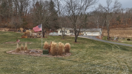 Charming Country Home with Trophy Whitetail Hunting in Junea - image 26