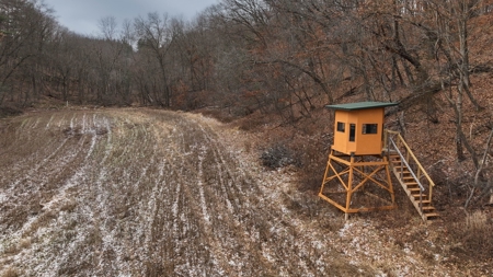 Charming Country Home with Trophy Whitetail Hunting in Junea - image 41