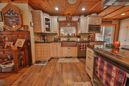 Charming Country Home with Trophy Whitetail Hunting in Junea - image 9