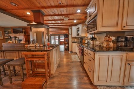 Charming Country Home with Trophy Whitetail Hunting in Junea - image 8
