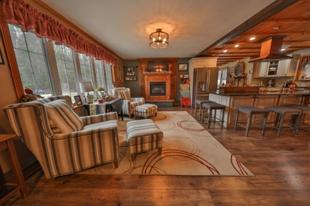 Charming Country Home with Trophy Whitetail Hunting in Junea - image 12