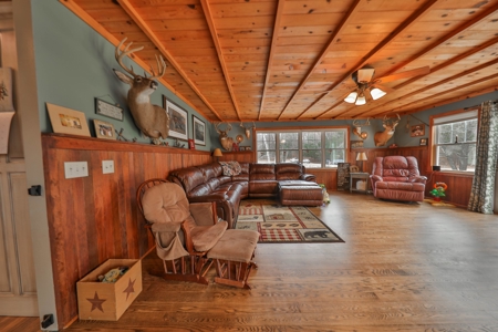 Charming Country Home with Trophy Whitetail Hunting in Junea - image 20