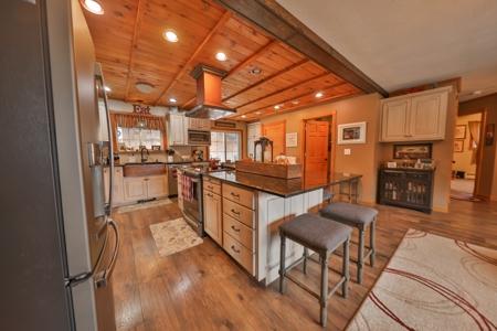 Charming Country Home with Trophy Whitetail Hunting in Junea - image 11