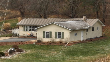 Charming Country Home with Trophy Whitetail Hunting in Junea - image 2