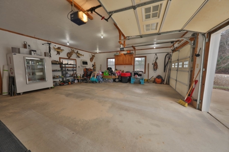 Charming Country Home with Trophy Whitetail Hunting in Junea - image 22