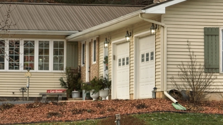 Charming Country Home with Trophy Whitetail Hunting in Junea - image 3
