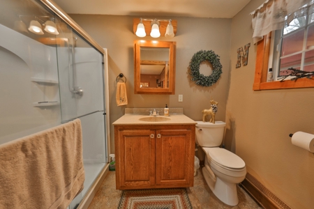 Charming Country Home with Trophy Whitetail Hunting in Junea - image 16