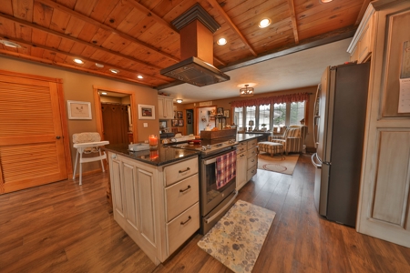 Charming Country Home with Trophy Whitetail Hunting in Junea - image 10