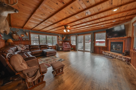 Charming Country Home with Trophy Whitetail Hunting in Junea - image 19