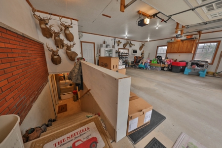 Charming Country Home with Trophy Whitetail Hunting in Junea - image 21
