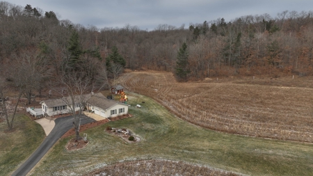 Charming Country Home with Trophy Whitetail Hunting in Junea - image 1