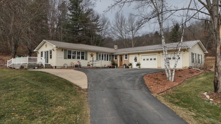 Charming Country Home with Trophy Whitetail Hunting in Junea - image 6