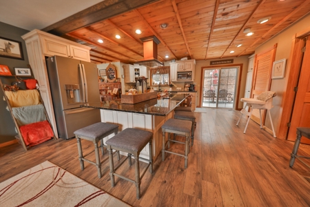 Charming Country Home with Trophy Whitetail Hunting in Junea - image 13